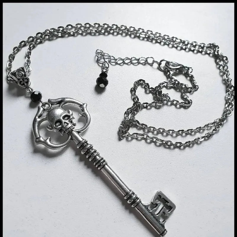 Antique Silver Skeleton Key Necklace Pendant Charm Punk Jewelry Novelty Gothic Halloween Gift